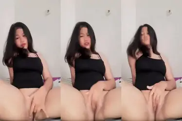 Dokumentasi Gadis Cantik Bersantai Di Kasur