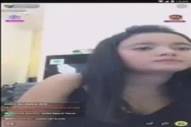 Dokumentasi Gadis Cantik Live Bersantai Kasur
