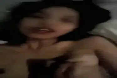 Gadis Cantik Goyang Atas Kasur Nikmat Full