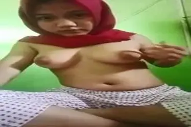 Ukhti Hijab Merah Cantik Pasrah Di Kasur